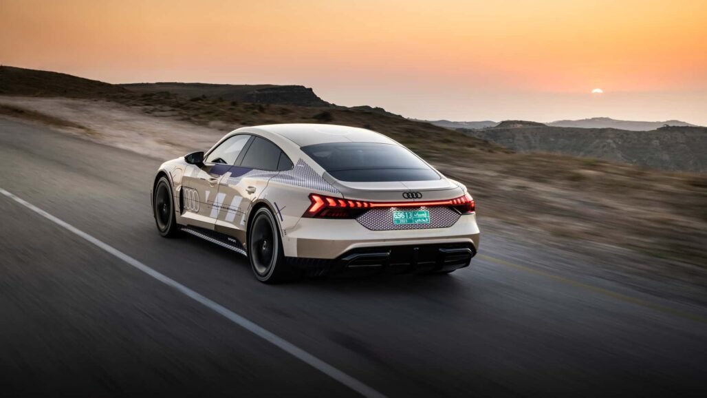 E-Tron GT Performance 2025 por detrás